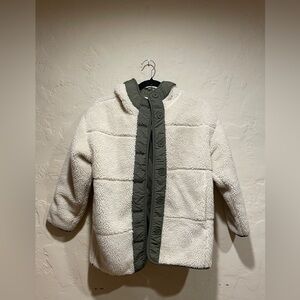 The GAP Kids Cozy Cream and Green Sherpa Jacket Size 12 Medium